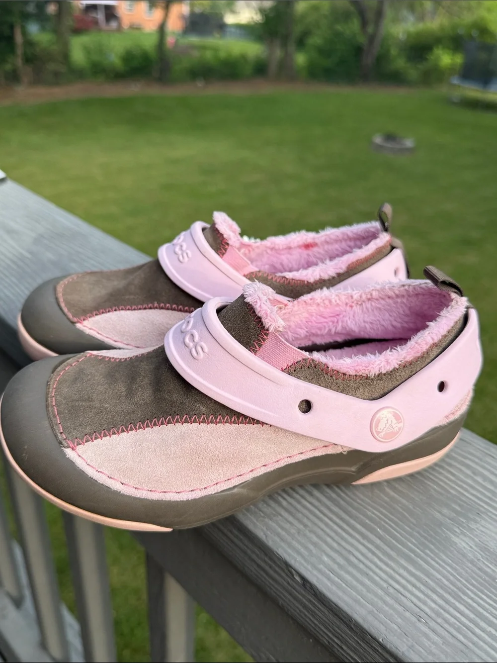 CROCS Dawson Big Kid’s Suede (w/Faux Fur Lining) Clog (Size: J2)(EUC)